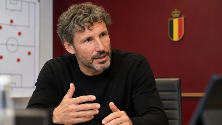 Mark van Bommel spreekt in een vergaderruimte van de Rode Duivels.