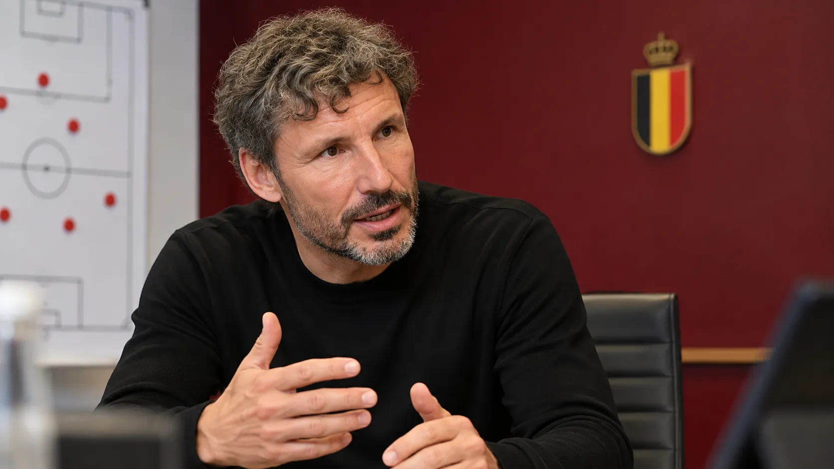 Mark van Bommel spreekt in een vergaderruimte van de Rode Duivels.