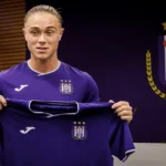 Thelo Aasgaard poseert met het shirt van RSC Anderlecht tijdens zijn officiële voorstelling.