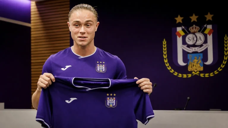 Thelo Aasgaard poseert met het shirt van RSC Anderlecht tijdens zijn officiële voorstelling.
