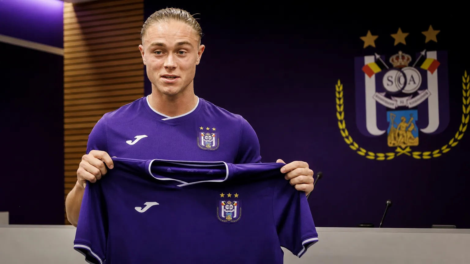 Thelo Aasgaard poseert met het shirt van RSC Anderlecht tijdens zijn officiƫle voorstelling.