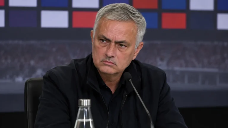 José Mourinho tijdens een persconferentie na een voetbalwedstrijd.