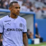 Igor Paixão in het shirt van Olympique Marseille langs de zijlijn van een stadion.