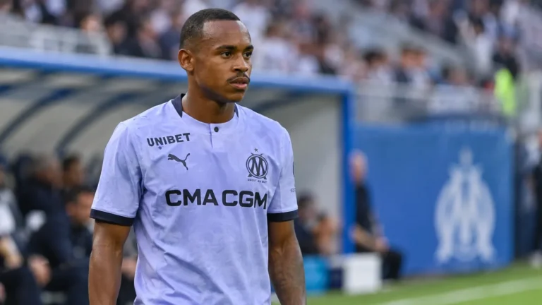 Igor Paixão in het shirt van Olympique Marseille langs de zijlijn van een stadion.