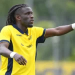 Massire Sylla van Union gebaart geconcentreerd op een grasveld.