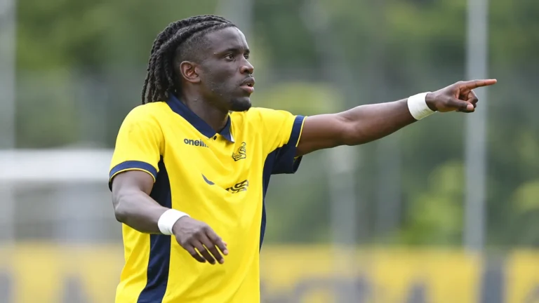 Massire Sylla van Union gebaart geconcentreerd op een grasveld.
