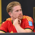 Kevin De Bruyne spreekt op een persconferentie in het rode tenue van België.