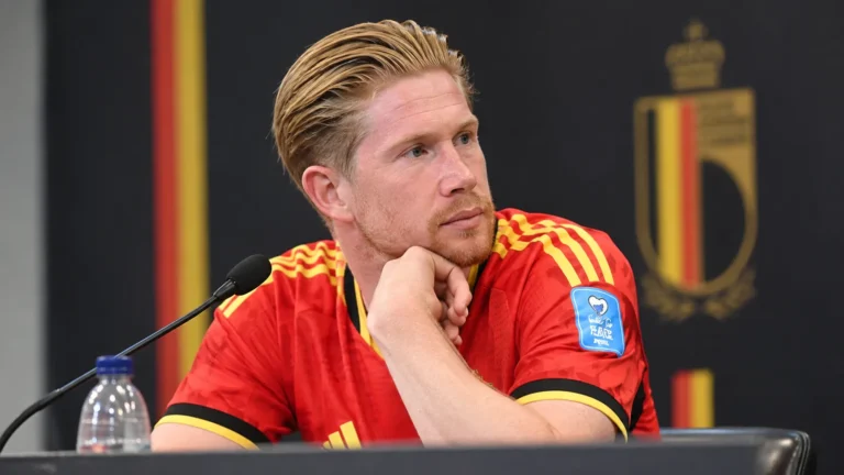 Kevin De Bruyne spreekt op een persconferentie in het rode tenue van België.