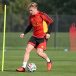 Kevin De Bruyne dribbelt met de bal tijdens een training van de Rode Duivels.