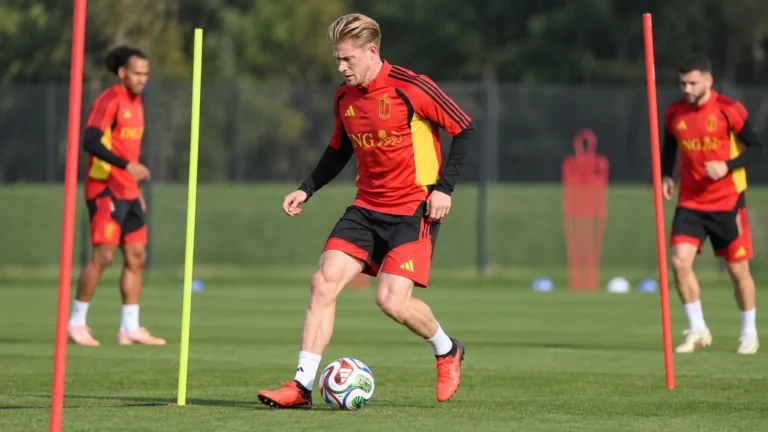 Kevin De Bruyne dribbelt met de bal tijdens een training van de Rode Duivels.