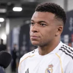 Kylian Mbappé in het witte tenue van Real Madrid tijdens een gesprek in de mixed zone.