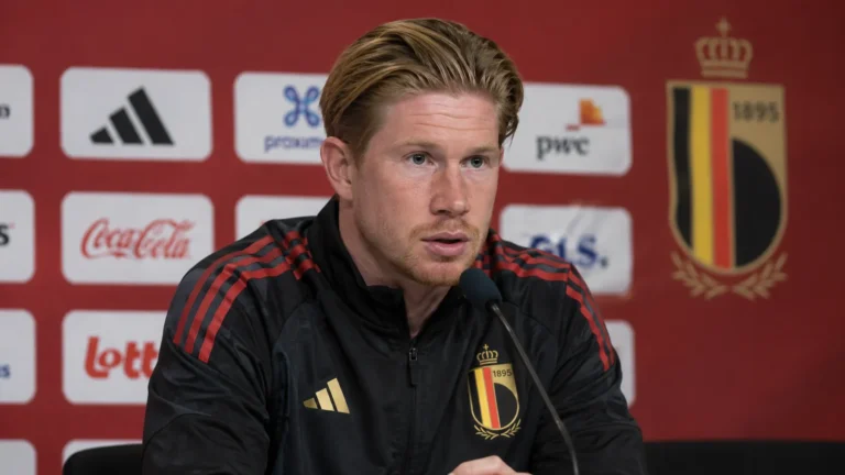 Kevin De Bruyne spreekt op een persconferentie van de Belgische nationale ploeg.