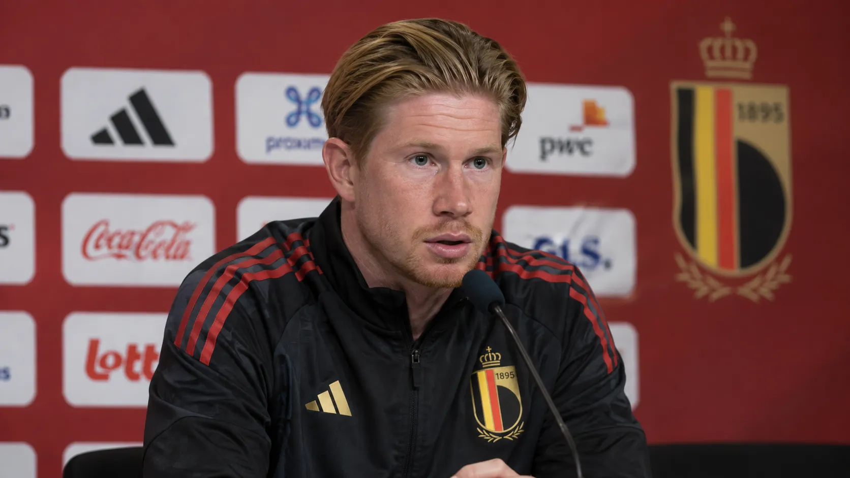 Kevin De Bruyne spreekt op een persconferentie van de Belgische nationale ploeg.