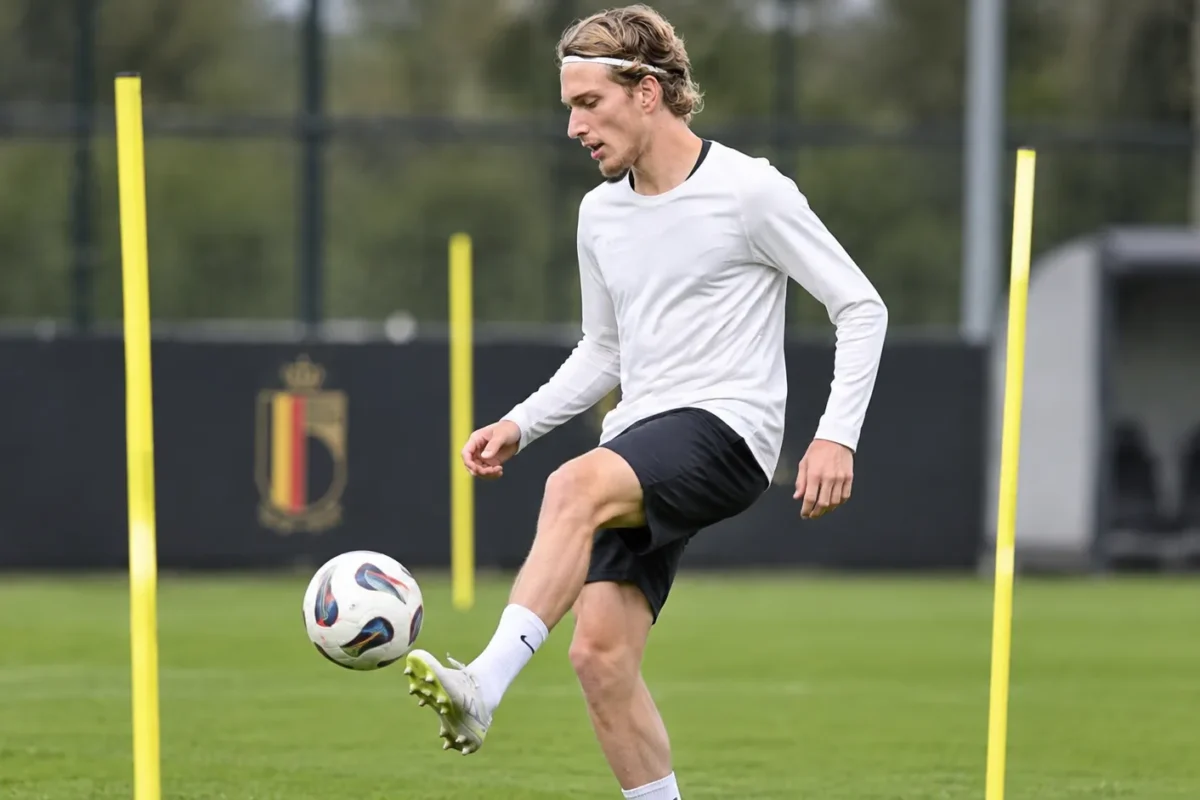 Mika Godts tijdens een oefening op het trainingsveld van België.