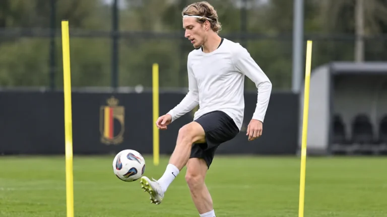 Mika Godts tijdens een oefening op het trainingsveld van België.