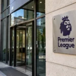 De ingang van het hoofdkwartier van de Premier League met een officiële plaquette aan de gevel.