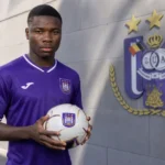Romeo Amane poseert tijdens een officiële clubmediasessie van RSC Anderlecht aan de rand van het veld.