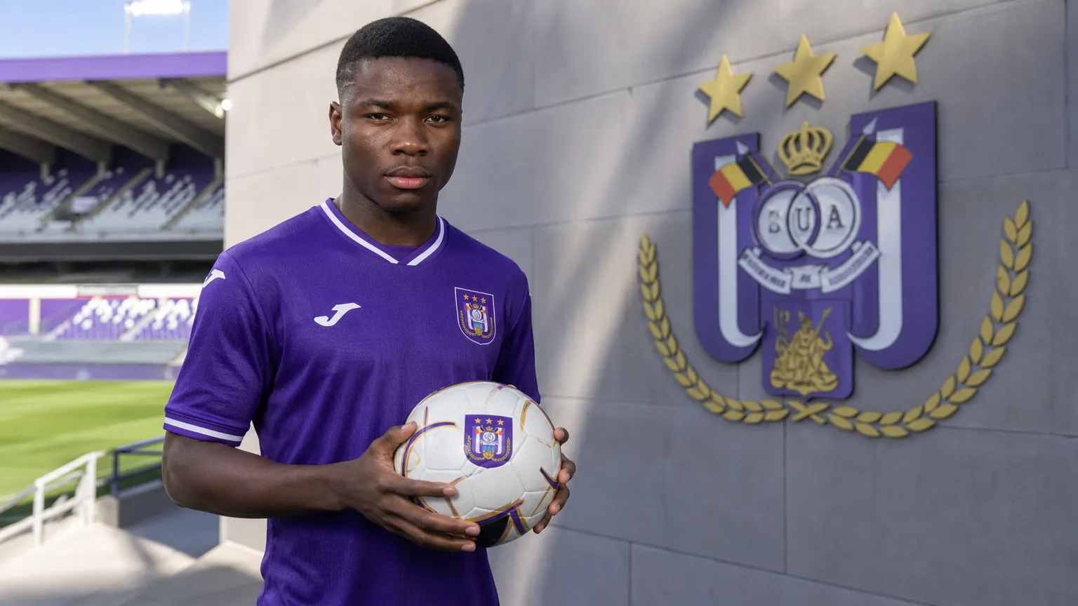 Romeo Amane poseert tijdens een officiƫle clubmediasessie van RSC Anderlecht aan de rand van het veld.