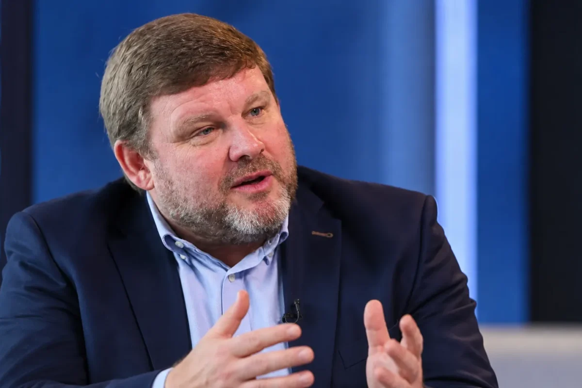 Hein Vanhaezebrouck tijdens een gesprek in een neutrale studiocontext.