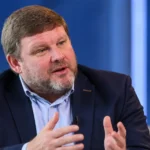 Hein Vanhaezebrouck tijdens een gesprek in een neutrale studiocontext.