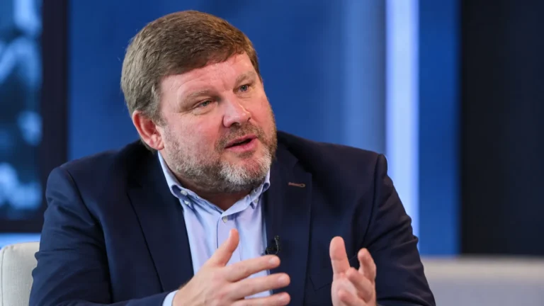 Hein Vanhaezebrouck tijdens een gesprek in een neutrale studiocontext.