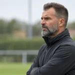 Ivan Leko kijkt vanaf de zijlijn uit over een trainingsveld.