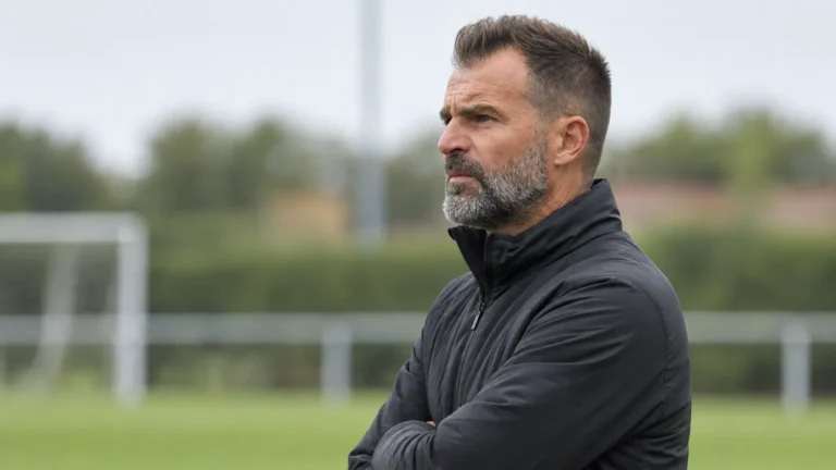Ivan Leko kijkt vanaf de zijlijn uit over een trainingsveld.