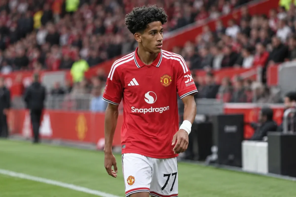 JJ Gabriel in het tenue van Manchester United op een voetbalveld.