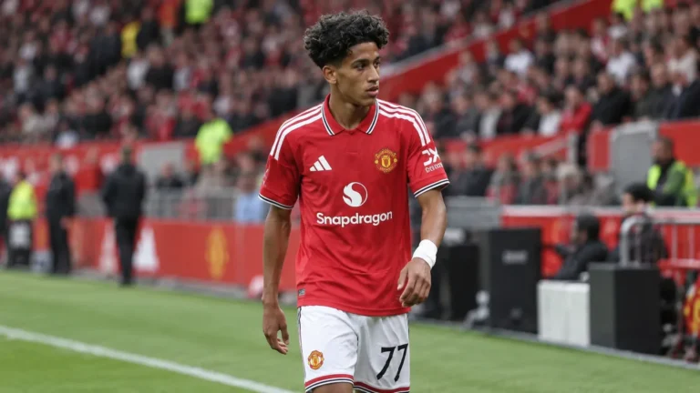 JJ Gabriel in het tenue van Manchester United op een voetbalveld.