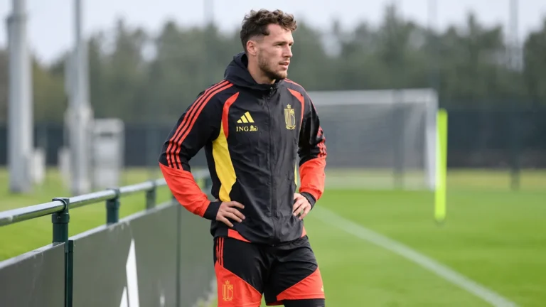 Lucas Stassin in Belgische trainingskleding aan de rand van een trainingsveld.