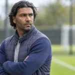 Marvin Compper staat langs de zijlijn van een voetbalveld.