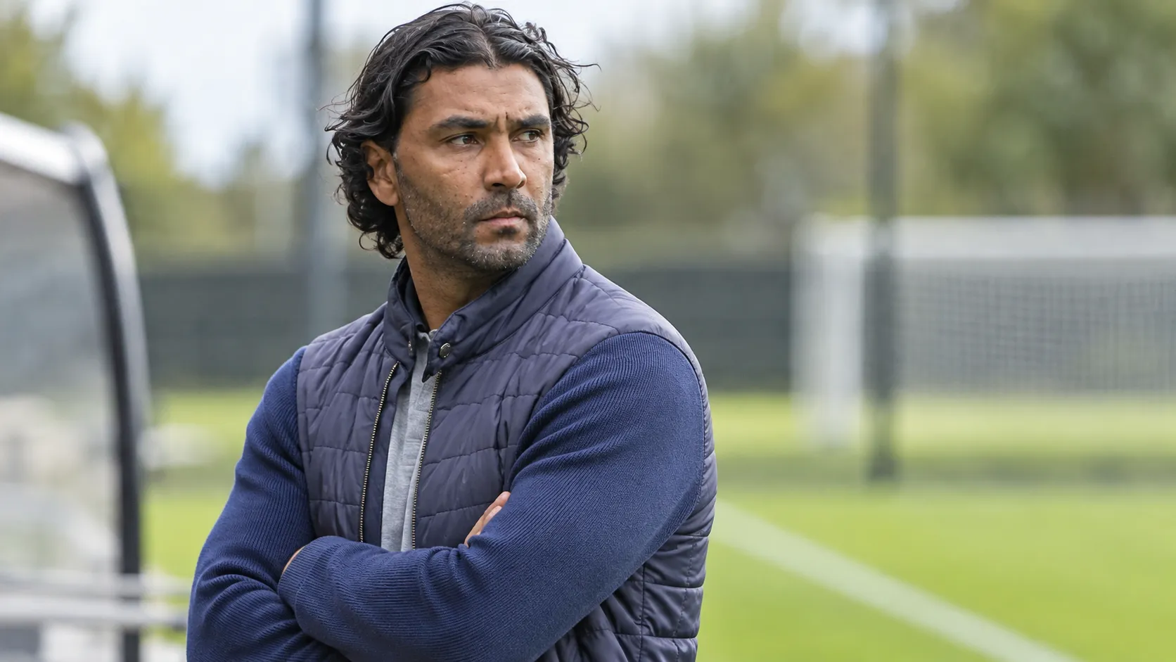 Marvin Compper staat langs de zijlijn van een voetbalveld.