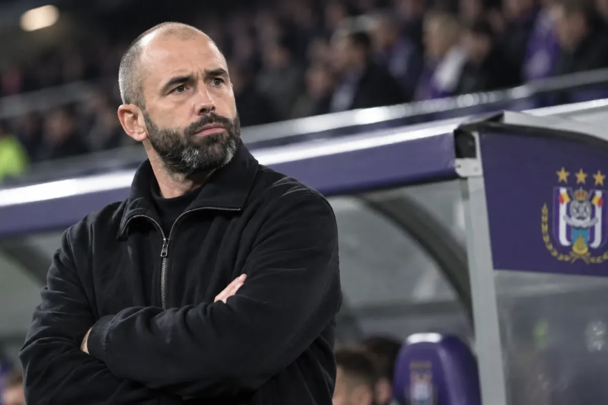 Vitor Bruno kijkt geconcentreerd toe vanuit de technische zone van RSC Anderlecht.