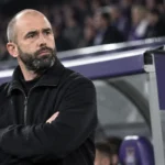 Vitor Bruno kijkt geconcentreerd toe vanuit de technische zone van RSC Anderlecht.