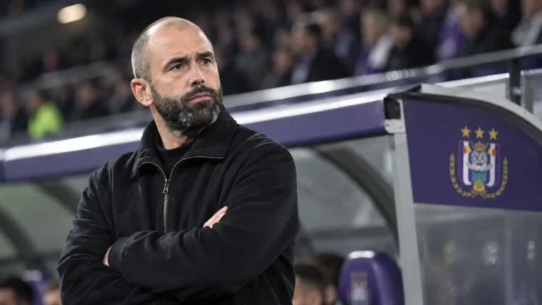 Vitor Bruno kijkt geconcentreerd toe vanuit de technische zone van RSC Anderlecht.