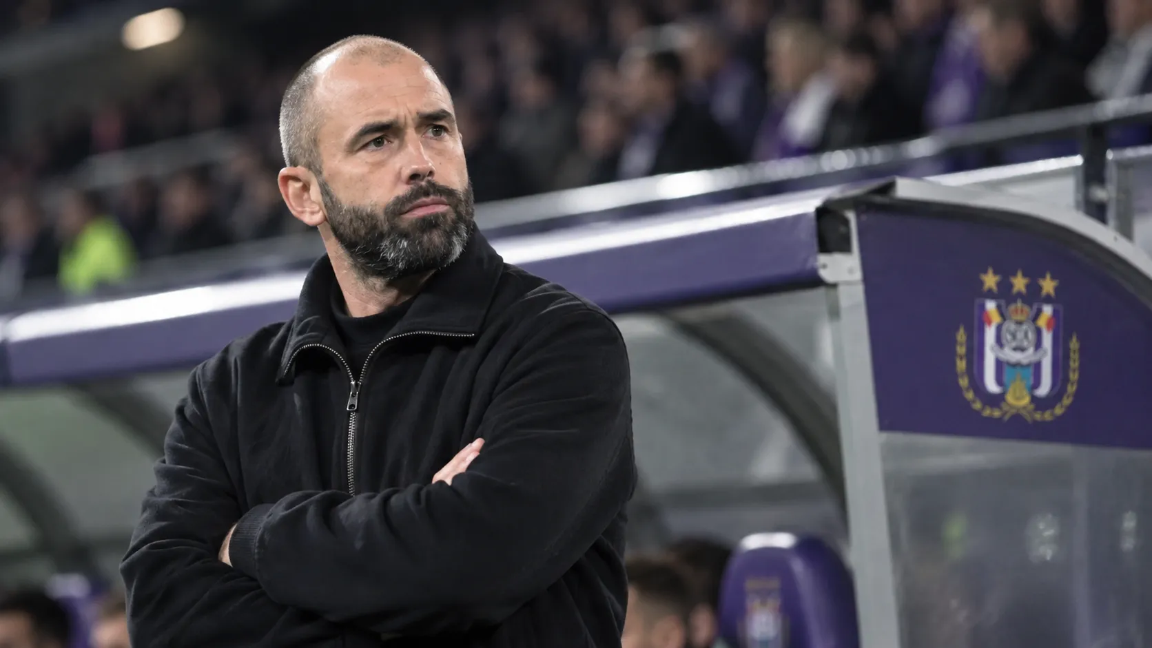 Vitor Bruno kijkt geconcentreerd toe vanuit de technische zone van RSC Anderlecht.