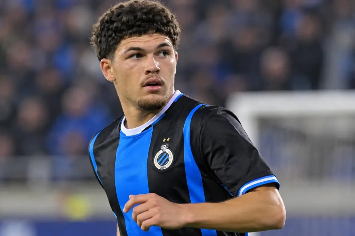 Kyriani Sabbe in het zwart-blauwe wedstrijdshirt van Club Brugge op het veld.