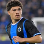 Kyriani Sabbe in het zwart-blauwe wedstrijdshirt van Club Brugge op het veld.