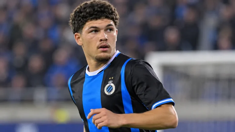 Kyriani Sabbe in het zwart-blauwe wedstrijdshirt van Club Brugge op het veld.