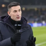 Silvio Proto tijdens een televisie-interview langs een voetbalveld met een RTL Sport-microfoon.