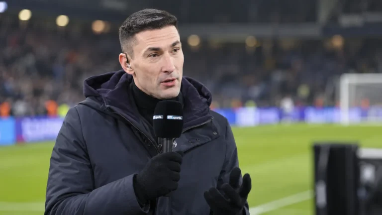 Silvio Proto tijdens een televisie-interview langs een voetbalveld met een RTL Sport-microfoon.