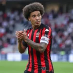 Axel Witsel met aanvoerdersband in het zwart-rode tenue van OGC Nice op het veld.