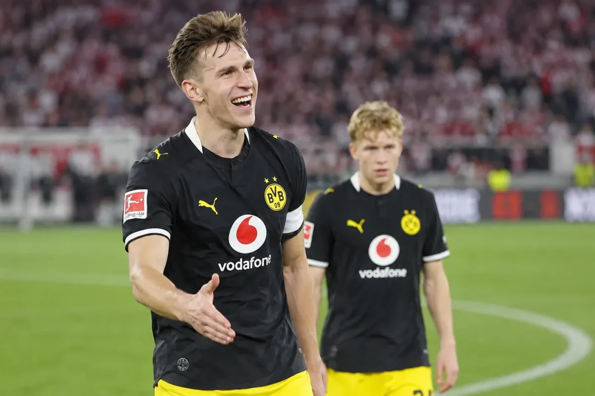 Nico Schlotterbeck lacht en steekt zijn hand uit voor de aftrap.