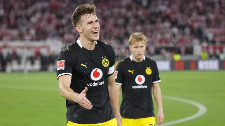 Nico Schlotterbeck lacht en steekt zijn hand uit voor de aftrap.