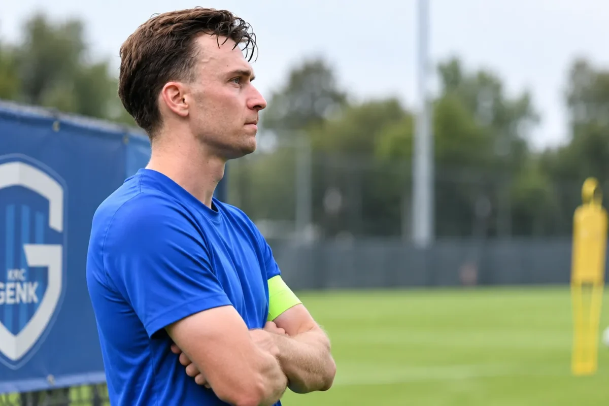 Bryan Heynen kijkt tijdens een training van KRC Genk aandachtig naar de groep.