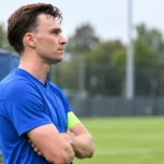 Bryan Heynen kijkt tijdens een training van KRC Genk aandachtig naar de groep.