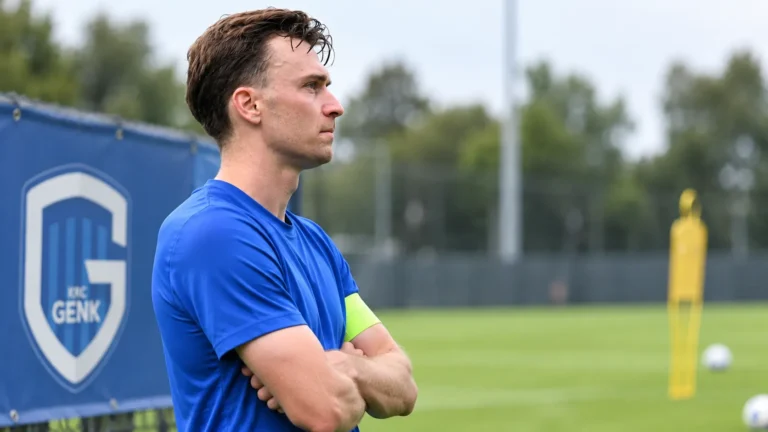 Bryan Heynen kijkt tijdens een training van KRC Genk aandachtig naar de groep.