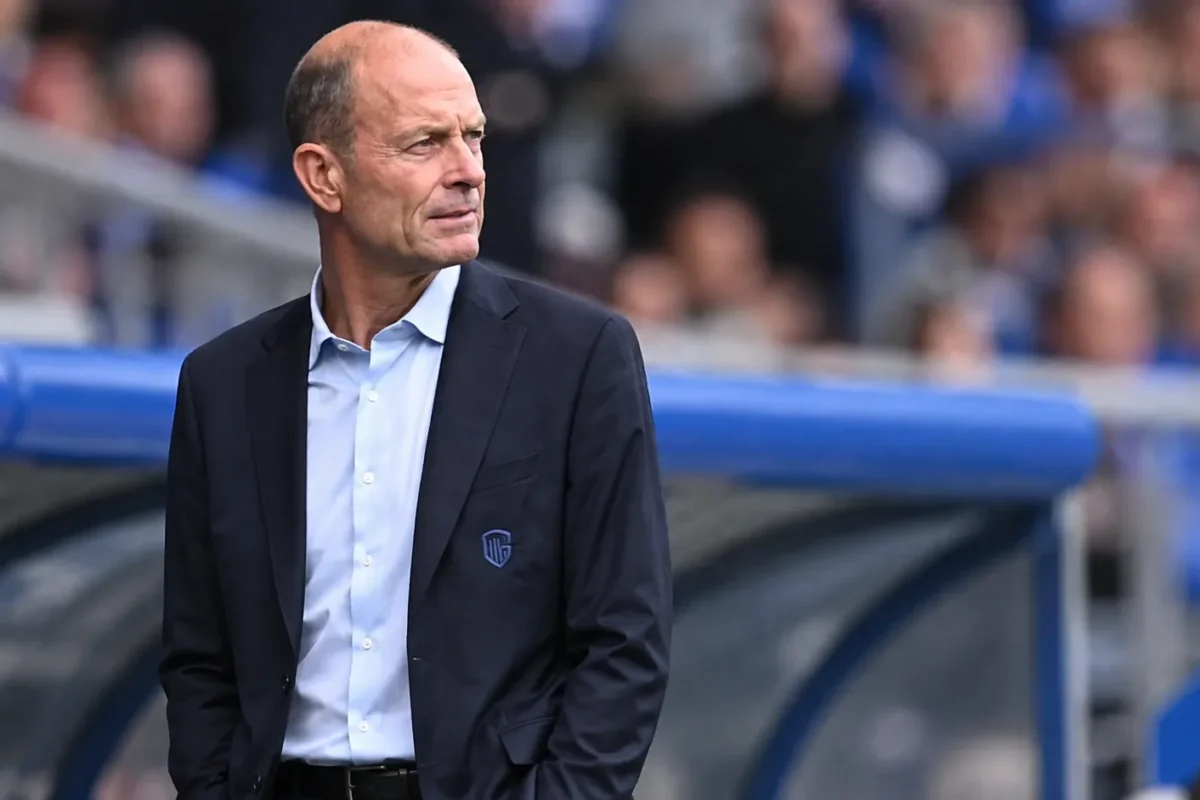 Jess Thorup kijkt als coach van KRC Genk geconcentreerd vanuit de technische zone.