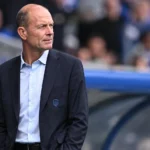 Jess Thorup kijkt als coach van KRC Genk geconcentreerd vanuit de technische zone.
