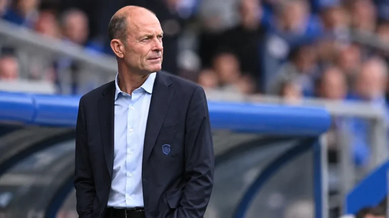Jess Thorup kijkt als coach van KRC Genk geconcentreerd vanuit de technische zone.